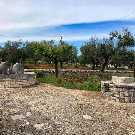 Trulli Giulivi * לוקורוטונדו